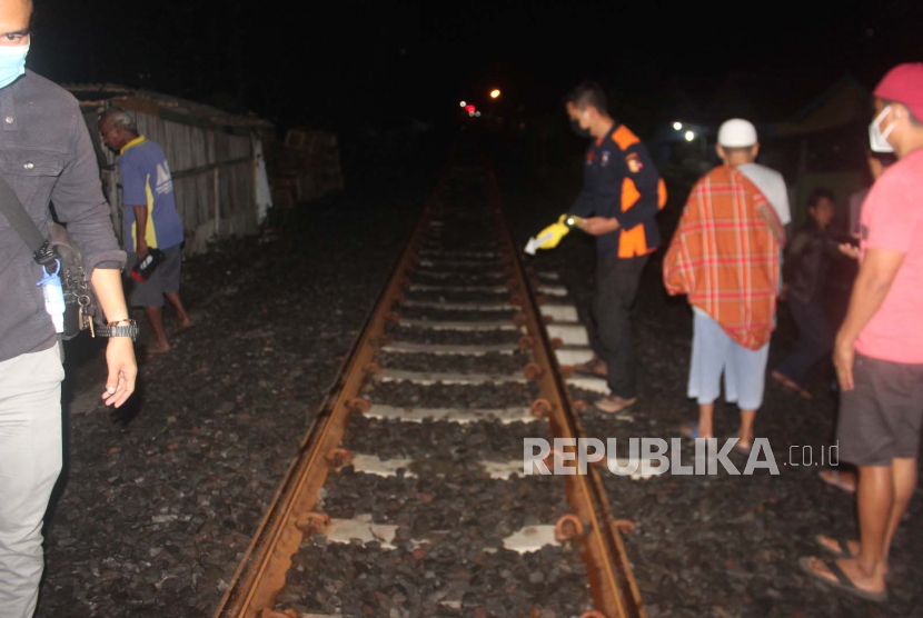Polisi memeriksa lokasi tempat seorang warga yang ditemukan meninggal dunia di jalur kereta api wilayah Kecamatan Indihiang, Kota Tasikmalaya, Jawa Barat, Kamis (23/11/2023). 