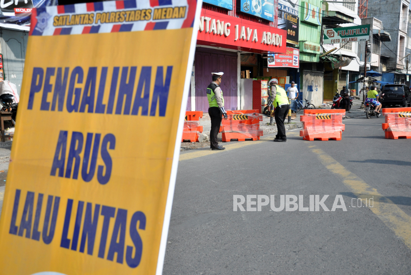 Polisi menutup Jalan Brigjen Katamso, Medan, Sumatera Utara, Sabtu (28/3/2020). Penutupan di 12 titik ruas jalan di Kota Medan pada pukul 09