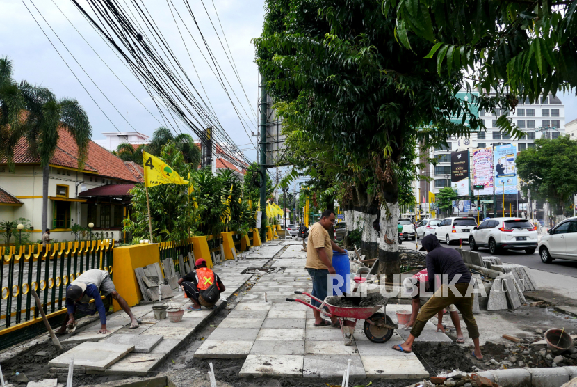 Pekerja mengerjakan pembangunan jalur pedestrian di Jalan Sudirman, Yogyakarta, Senin (15/11). Revitalisasi jalur pedestrian tahap ke-2 sudah dalam tahap pengerjaan, mulai dari perempatan Galeria Mall hingga perempatan Gramedia. Untuk pembiayaan memanfaatkan anggaran dari dana keistimewaan tahun anggaran 2021 yang dialokasikan sekitar Rp19,9 miliar.