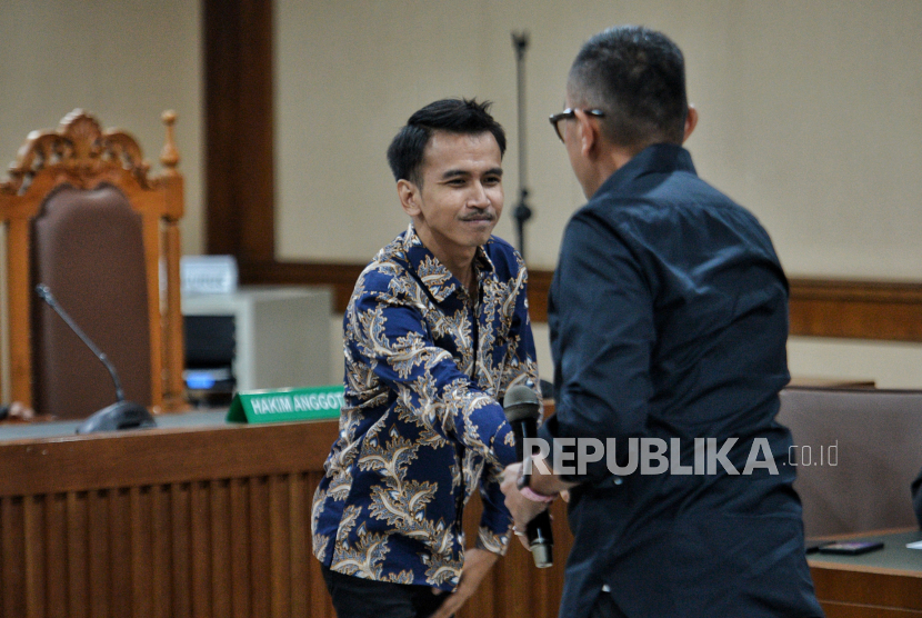 Terdakwa kasus dugaan pencemaran nama baik, Adam Deni Gearaka (kiri) berjabat tangan untuk meminta maaf kepada saksi Wakil Ketua Komisi III DPR RI Ahmad Sahroni saat sidang di Pengadilan Negeri Jakarta Pusat, Selasa (5/3/2024). Sidang tersebut beragendakan pemeriksaan saksi terkait dugaan pencemaran nama baik. Dalam perkara tersebut, terdakwa selebgram Adam Deni Gearaka diduga menuding saksi Ahmad Sahroni dengan tuduhan membungkam Rp30 miliar untuk perangkat penegak hukum.
