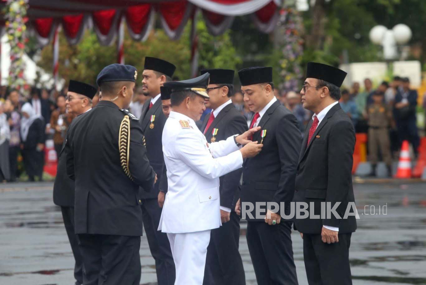 Menteri Dalam Negeri (Mendagri) Muhammad Tito Karnavian memimpin Upacara Peringatan Hari Otonomi Daerah (Otoda) XXVIII 2024 di Balai Kota Surabaya, Kamis (25/4/2024). 