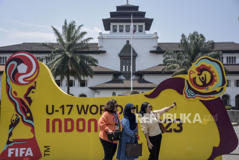 Warga berfoto dengan latar belakang ornamen Piala Dunia U-17 di Taman Gedung Sate, Kota Bandung, Jawa Barat, Kamis (2/11/2023). Ornamen tersebut dipasang dalam rangka memeriahkan perhelatan pertandingan sepak bola Piala Dunia U-17 (FIFA World Cup U-17) yang digelar di Indonesia pada 10 November hingga 2 September 2023. 