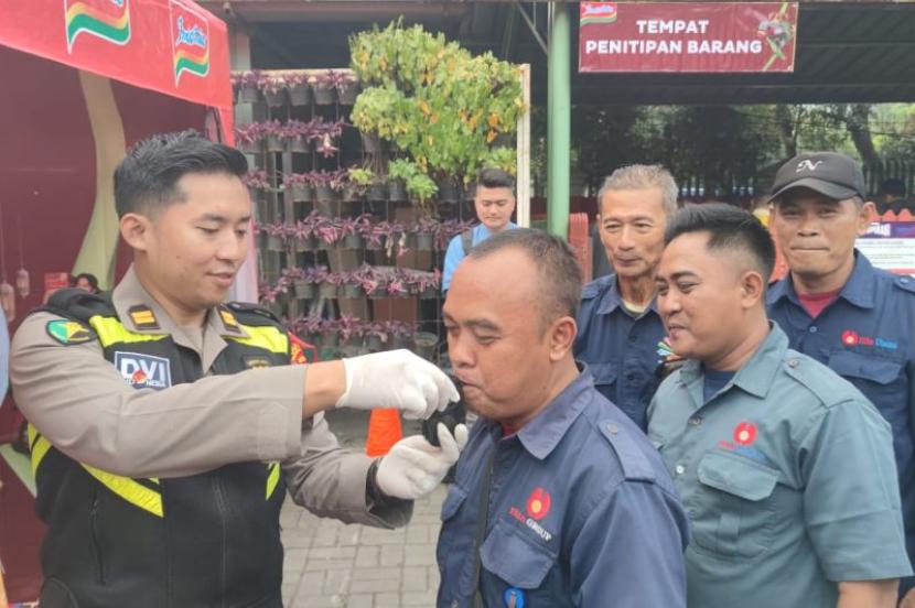 Polisi terjunkan tim kedokteran cek kesehatan sopir mudik gratis.