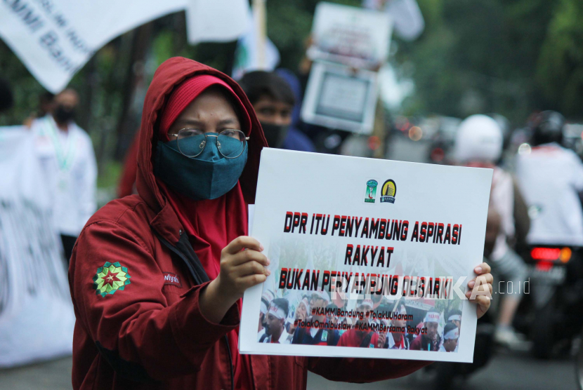 Puluhan mahasiswa yang tergabung dalam Kesatuan Aksi Mahasiswa Muslim Indonesia (KAMMI) menggelar aksi menolak UU Onibus Law, di depan Gedung DPRD Jawa Barat, Jalan Diponegoro, Kota Bandung, Rabu (7/10). KAMMI mendesak pemerintah mengeluarkan Peraturan Pengganti Undang-Undang (Perppu) untuk membatalkan pengesahan UU Omnibus Law Cipta Kerja. Mereka menilai, UU tersebut sangat merugikan masyarakat khususnya para pekerja.
