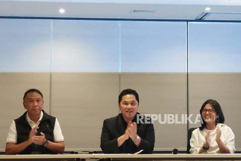 Waketum 1 PSSI Zainudin Amali, Ketum PSSI Erick Thohir, Waketum 2 PSSI Ratu Tisha (kiri-kanan) dalam konferensi pers dalam konferensi pers Piala Dunia U-17 di Jakarta, Sabtu (24/6/2023).  