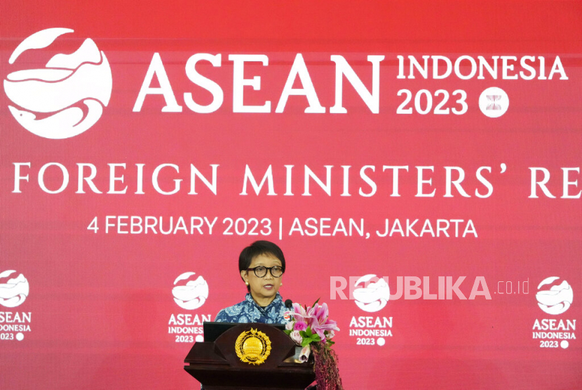Menteri Luar Negeri Retno Marsudi berbicara di konferensi menteri luar negeri se-ASEAN, di Jakarta, Sabtu (4/2/2023). Retno menegaskan ASEAN bersatu menyelesaikan konflik Myanmar.