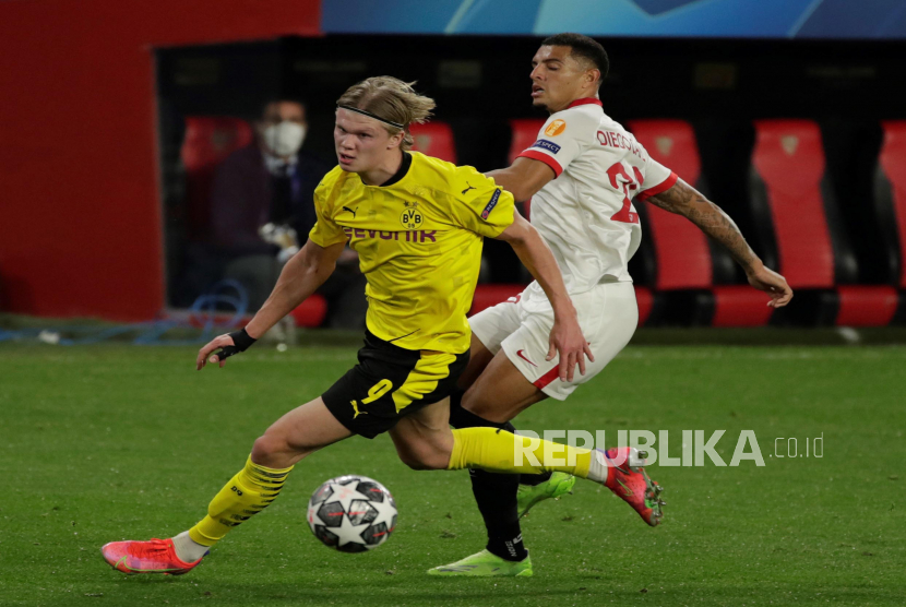 Penyerang Borussia Dortmund Erling Haaland (kiri).