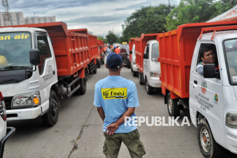 Petugas melakukan uji emisi kendaraan bermotor secara gratis di Jalan Perintis Kemerdekaan, Pulogadung, Jakarta, Selasa (3/12/2024).