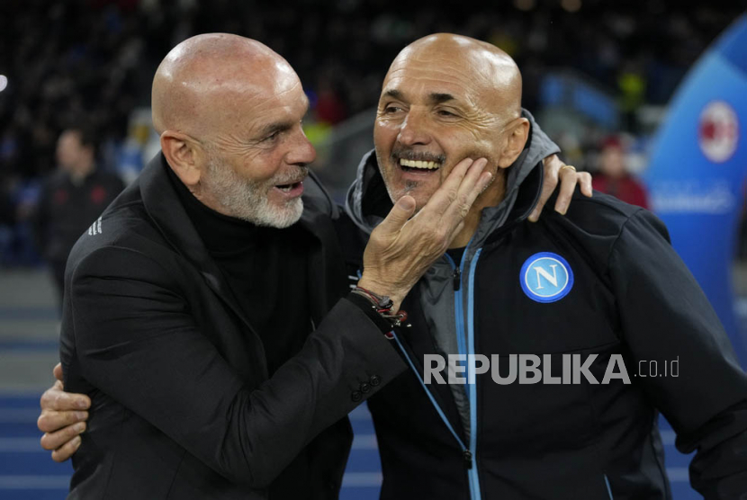 Manajer AC Milan Stefano Pioli (kiri) menyapa pelatih kepala Napoli Luciano Spalletti sebelum dimulainya pertandingan sepak bola leg kedua perempat final Liga Champions antara Napoli dan AC Milan, di stadion Diego Armando Maradona di Naples, Rabu (19/4/2023) dini hari WIB. 