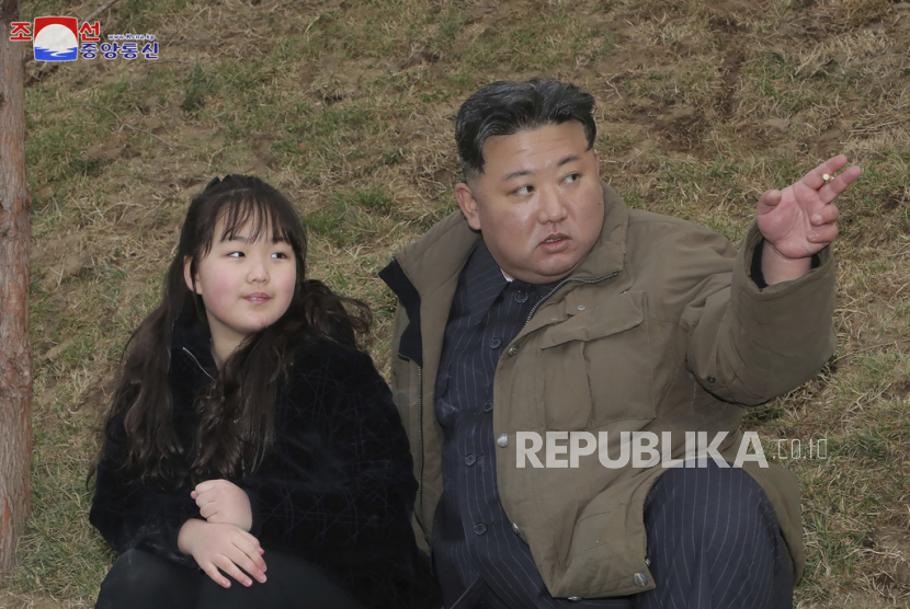 Foto ini disediakan 14 April 2023, oleh pemerintah Korea Utara, menunjukkan pemimpin Korea Utara Kim Jong Un (kanan) dan putrinya, saat mereka memeriksa peluncuran uji coba rudal balistik antarbenua Hwasong-18 Kamis, 13 April , 2023 di lokasi yang dirahasiakan, Korea Utara. 