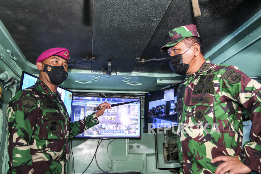 Wakil Kepala Staf Angkatan Laut (Wakasal) Laksamana Madya TNI Ahmadi Heri Purwono (kanan) mendengarkan penjelasan Komandan Korps Marinir (Dankormar) Mayjen TNI Suhartono (kiri).