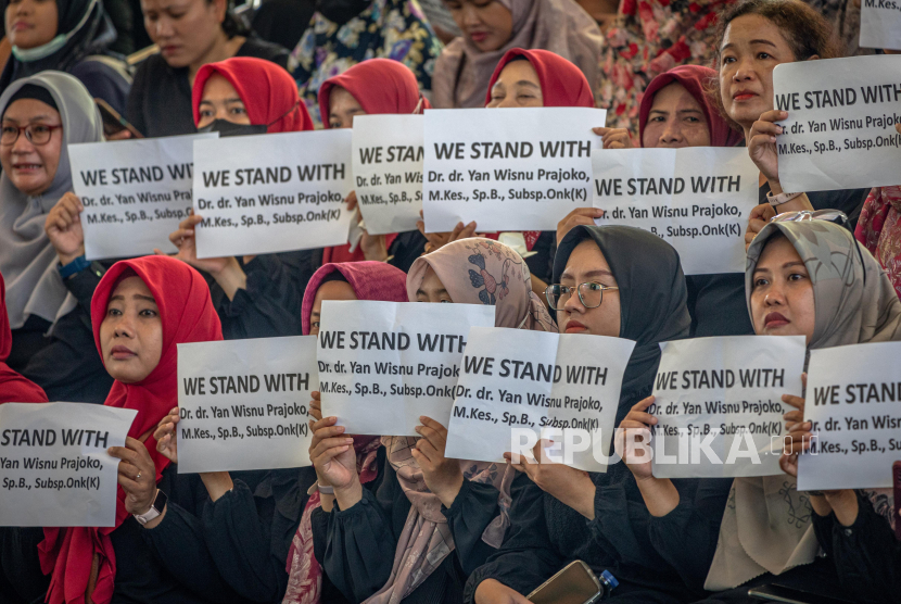 Sivitas akademika dan alumni Fakultas Kedokteran Undip memberi dukungan kepada Yan Wisnu Prajoko yang aktivitas klinisnya diberhentikan sementara di RSUP Kariadi Semarang, Senin (2/9/2024).