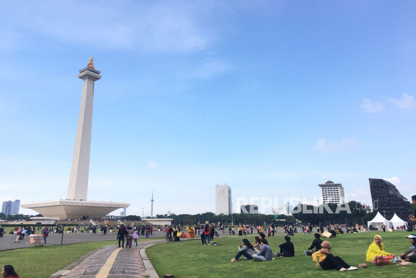 Suasana kawasan Monumen Nasional (Monas), Jakarta Pusat pada Ahad (23/4/2023).Monas Week merupakan bagian dari upaya Pemprov DKI Jakarta menggaungkan pariwisata dan ekonomi kreatif. Apalagi selama libur Lebaran ini banyak wisatawan dari luar daerah mengunjungi Monas.