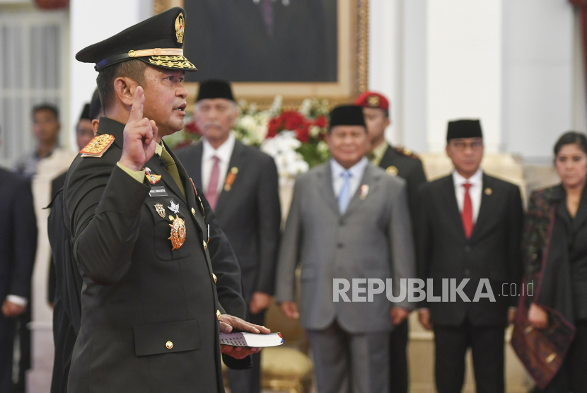 Jenderal Maruli Simanjuntak mengucap sumpah saat dilantik menjadi Kepala Staf Angkatan Darat (KSAD) di Istana Negara, Jakarta Pusat, Rabu (29/11/2023).