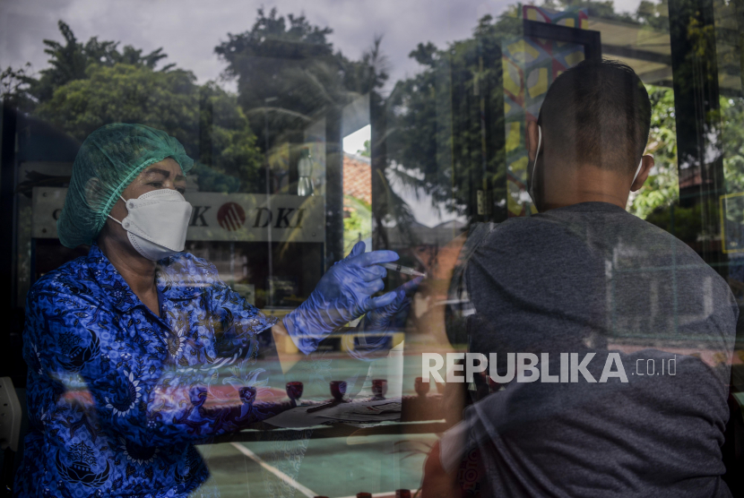 Tenaga kesehatan saat menyuntikan vaksin Covid-19 kepada warga di RPTRA Taman Mandala, Tebet, Jakarta. Warga Jakarta, Catat Jadwal Vaksinasi Booster di Taman Mandala Tebet