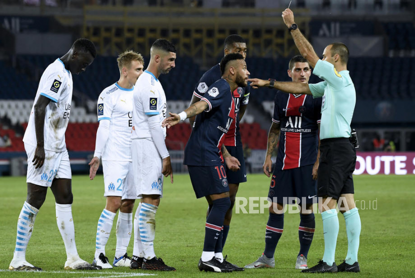 Penyerang Paris Saint-Germain Neymar (tengah) berargumen dengan wasit Jerome Brisard saat dikartu merah.