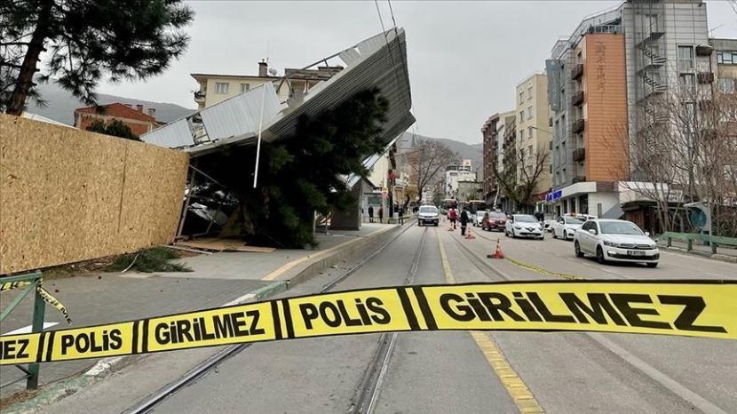 Badai dahsyat yang melanda wilayah Marmara Turki menewaskan lima orang.