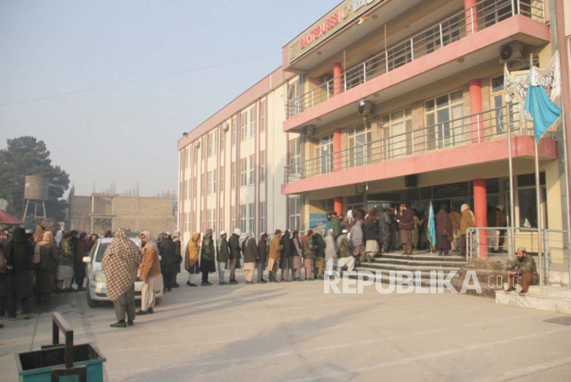 Anggota Taliban menghadiri ujian untuk lulus kelas 11 dan 12 di Mazar-e-Sharif, Afghanistan, 31 Desember 2023. 