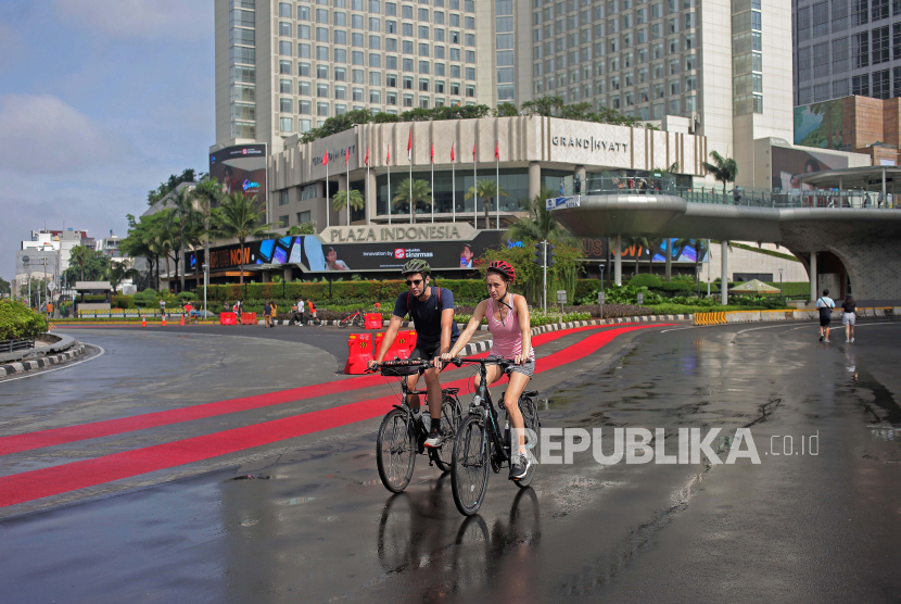 Warga berolahraga di kawasan Bundaran Hotel Indonesia, Jakarta, Ahad (17/3/2024). Hari Bebas Kendaraan atau Car Free Day (CFD) di kawasan Jalan Thamrin-Sudirman pada pekan pertama Ramadhan 1445 H. relatif sepi dan lengang dari aktivitas warga yang berolahraga. 