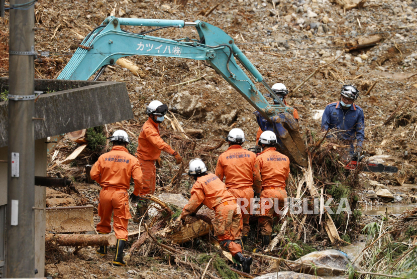 Tim penyelamat mencari orang-orang yang hilang di lokasi tanah longsor. Ilustrasi.