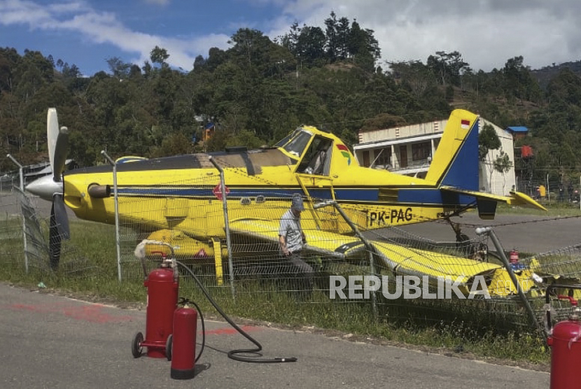 Petugas berada di dekat pesawat dengan nomor penerbangan PK-PAG yang tergelincir di Bandara Karubaga Kabupaten Tolikara, Papua, Selasa (9/6/2020). (Ilustrasi)