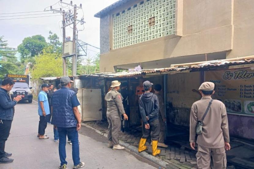Pemkot Makassar tertibkan PKL guna urai kemacetan.