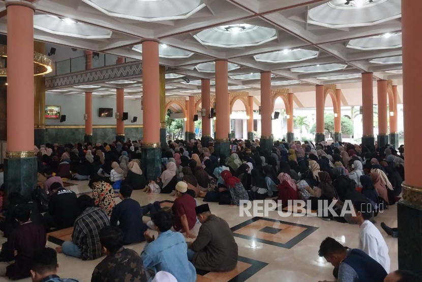 Kisah Mualaf yang Bersyahadat Karena Lihat Teman Kampus Rajin Ibadah. Foto ilustrasi:  Suasana di Masjid Kampus UGM jelang berbuka puasa. 