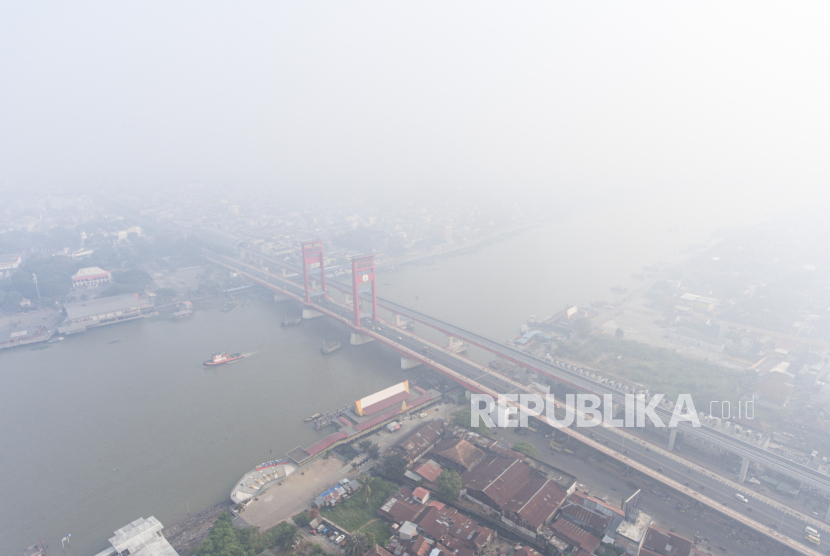 Foto udara jembatan Ampera yang tertutup kabut asap di Palembang, Sumatra Selatan, Ahad (1/10/2023). ISPU di Pelembang kembali memburuk.