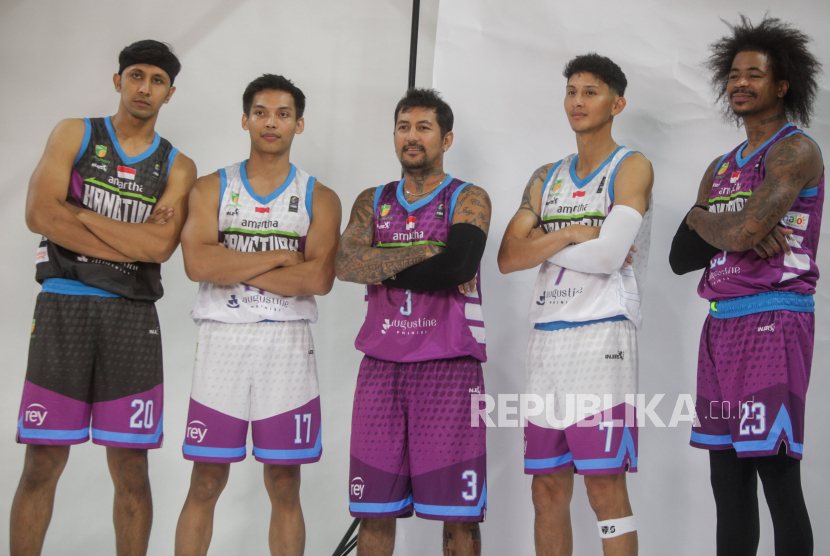 Pebasket Amartha Hangtuah saat sesi foto di Jakarta, Selasa (12/12/2023). Musim IBL 2024  yang diikuti 14 tim basket tersebut dimulai pada 13 Januari 2024 dengan format home-away yang berlangsung di empat kota yaitu, Denpasar, Surabaya, Jakarta dan Bandung.