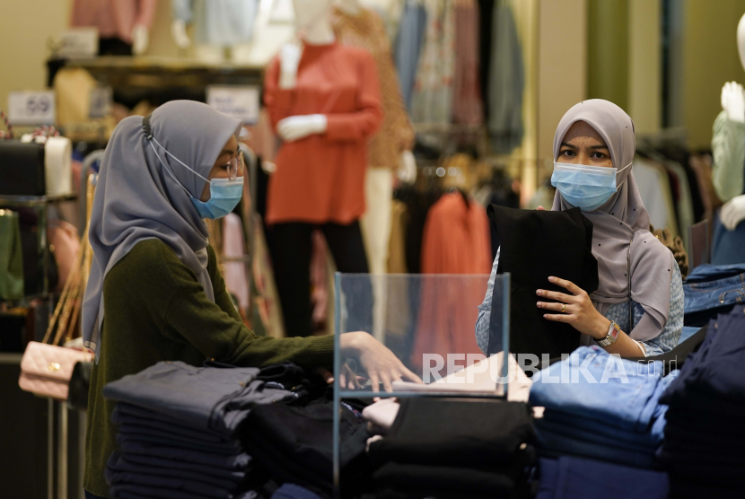  Pembeli yang memakai masker wajah untuk membantu mengekang penyebaran belanja virus corona di mal di Putrajaya, Malaysia, Senin, 5 Oktober 2020. 