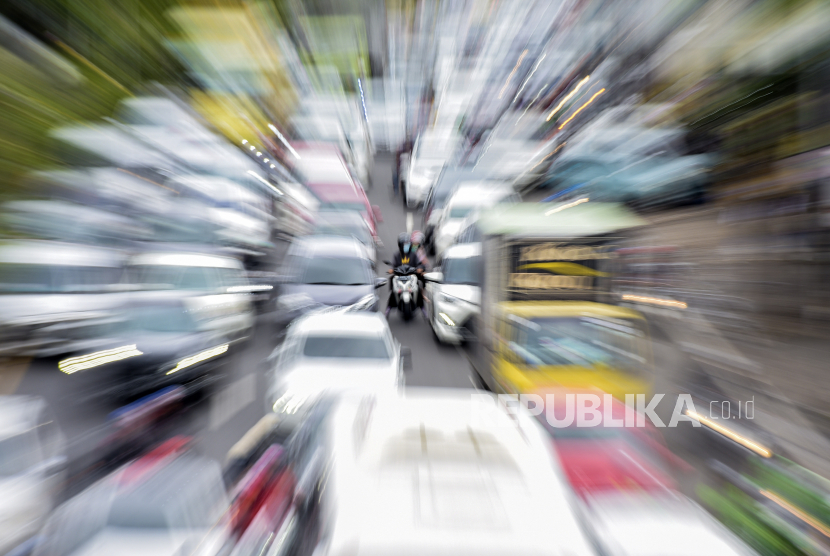 Kendaraan melintas di Jalan Dr Djunjunan, Cicendo, Kota Bandung