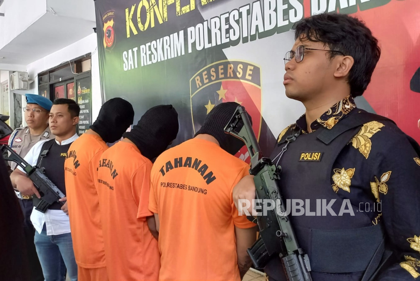 Satreskrim Polrestabes Bandung berhasil menangkap tiga orang residivis pelaku pencurian satu unit kendaraan bermotor (curanmor) di Kota Bandung, Jumat (14/6/2024). 