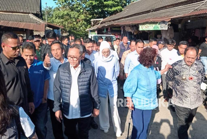 Menteri Perdagangan Zulkifli Hasan meninjau harga kebutuhan pokok di Pasar Pananjung, Kabupaten Pangandaran, Kamis (20/7/2023). 