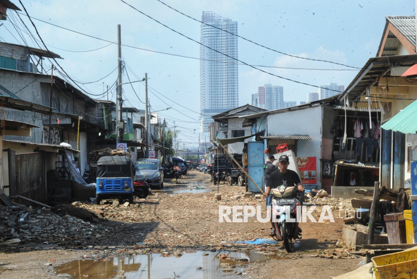 Warga mengendarai sepeda motor melintas di Jalan Dermaga Ujung, Muara Angke, Jakarta, Senin (16/6/2025). Pemerintah Provinsi (Pemprov) DKI Jakarta memulai pembangunan tanggul mitigasi rob Muara Angke sepanjang 1,4 kilometer dengan ketinggian hingga 2,5 meter. Program pengendalian banjir jangka menengah ini ditargetkan tuntas pada Desember 2025. Proyek itu merupakan bagian dari langkah Pemprov DKI Jakarta dalam menanggulangi banjir rob yang kerap merendam permukiman warga di pesisir utara Ibu Kota.