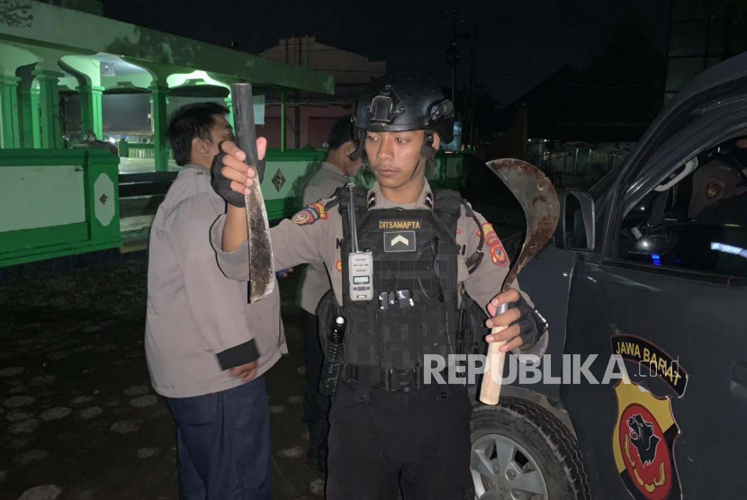 Jajaran Polresta Cirebon menunjukkan barang bukti senjata tajam dari hasil patroli di sejumlah lokasi wilayah Kabupaten Cirebon, Jawa Barat, Rabu (29/3/2023) dini hari.