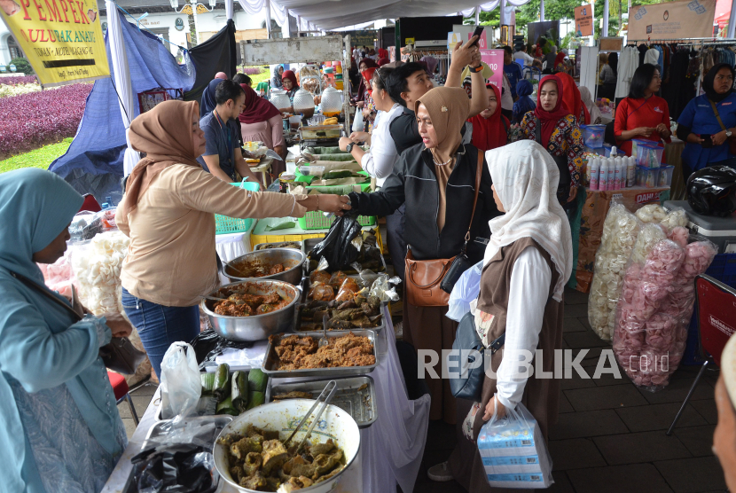 Pengunjung memadati Bazar Ramadhan 1445 H yang diisi oleh UMKM.