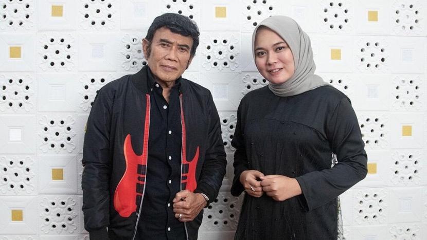 Rhoma Irama dan Anisa Rahman: Rhoma Irama kagum melihat Anisa Rahman membawakan lagu Aisyah Istri Rasulullah.