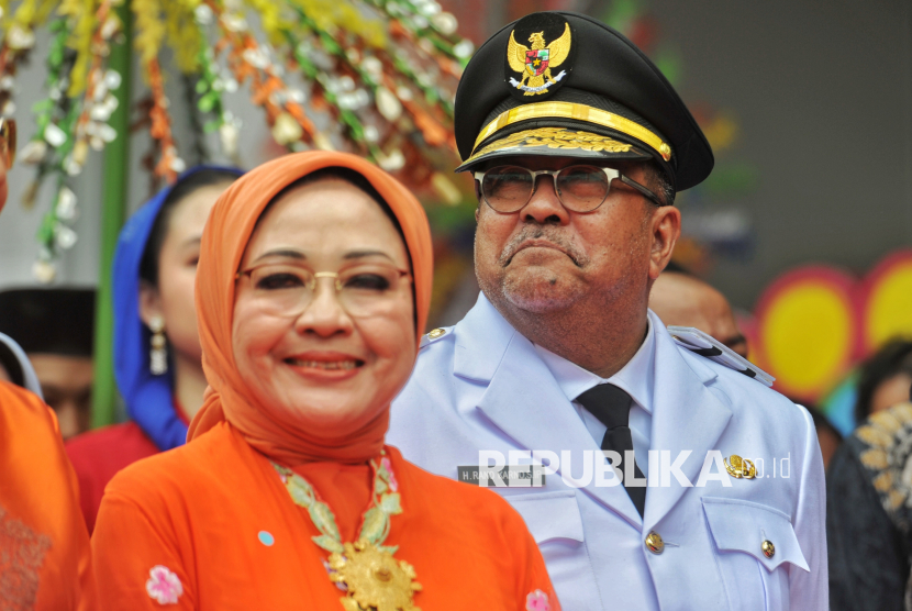 Wakil Gubernur DKI Jakarta Rano Karno didampingi istrinya saat tiba di Balai Kota untuk melakukan  serah terima jabatan di Jakarta, Kamis (20/2/2025). Pramono Anung dan Rano Karno resmi menjabat sebagai Gubernur dan Wakil Gubernur DKI Jakarta periode 2025-2030 setelah dilantik Presiden Prabowo Subianto di Istana Merdeka pada Kamis (20/2) pagi. Dalam kegiatan tersebut juga dihadiri oleh mantan Gubernur dan Wakil Gubernur DKI Jakarta seperti Sutiyoso, Fauzi Bowo, Basuki Tjahja Purnama, Anies Baswedan hingga Riza Patria. Pada kesempatannya, Gubernur DKI Jakarta Pramono Anung menyampaikan pidato pertamanya terkait rencananya membangun Jakarta selama lima tahun kedepan, salah satunya melanjutkan program yang baik di era gubernur sebelumnya.