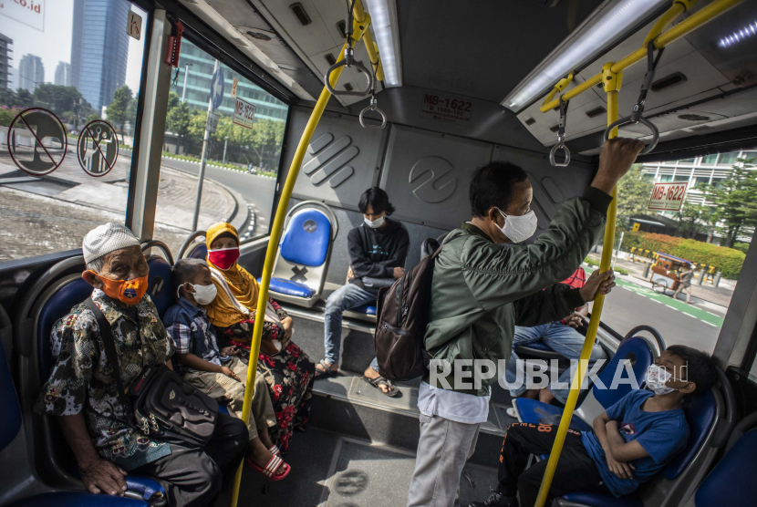 Penumpang berada di dalam Bus TransJakarta di Jalan Jenderal Sudirman, Jakarta.