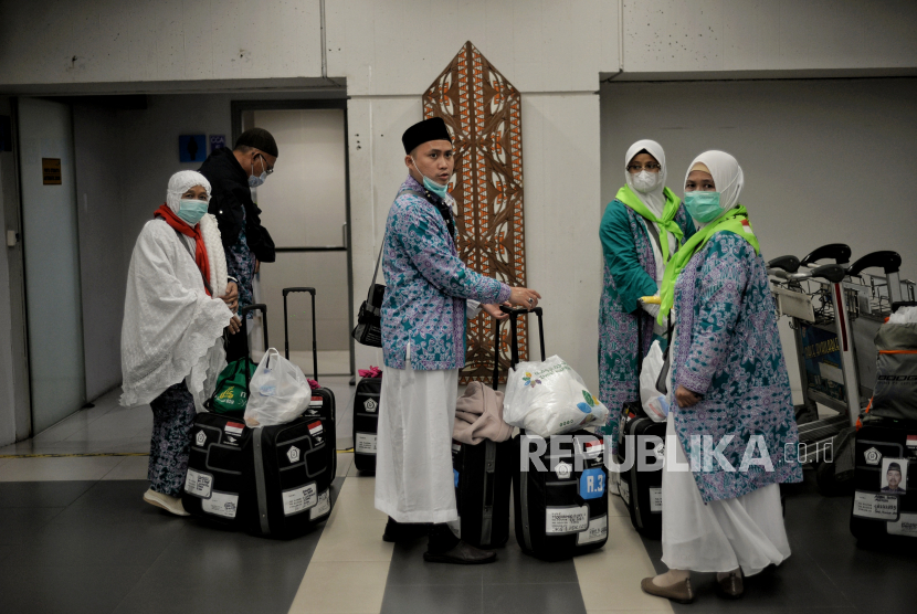 Jamaah haji kloter pertama tiba di Terminal 2F Bandara Soekarno Hatta, Tangerang, Banten, Sabtu (16/7/2022) dini hari. Sebanyak 389 jamaah haji embarkasi Jakarta-Pondok Gede (JKG-1) tiba di Bandara Soekarno Hatta sekitar pukul 01.21 WIB dan langsung menuju Asrama Haji Pondok Gede untuk dilakukan pemeriksaan koper dan pemberian air zam-zam sebelum di jemput oleh keluarga jamaah. Terminal 2F Bandara Soekarno-Hatta Dibuka untuk Penerbangan Umroh