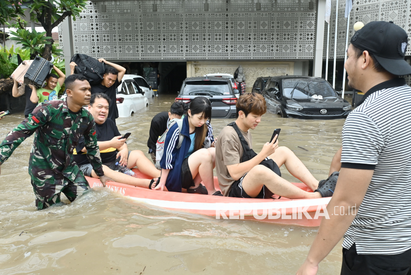 Kawasan Kuta Terendam Banjir, Wisatawan Dievakuasi dengan Perahu