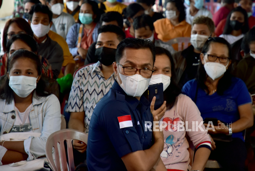 Sejumlah warga mengenakan masker saat mengantre di kegiatan Serbuan Vaksinasi COVID-19 massal di Lapangan Merdeka Kota Ambon, Provinsi Maluku, Jumat (2/7/2021). Berdasarkan data Kepolisian Daerah Maluku, program Serbuan Vaksinasi Masaal di 61 titik di Maluku sejak 26 Juni sudah mencapai 14.000 orang dan melebih target yang ditetapkan untuk Maluku yakni 8.000 orang. 