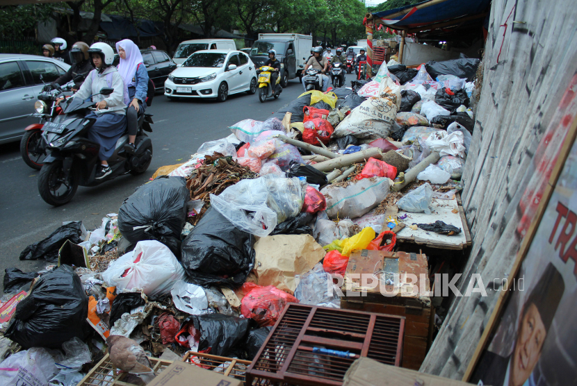 Sampah menumpuk di pinggir Jalan Ibrahim Adjie, Kota Bandung, Jawa Barat, Rabu (30/8/2023). Pengangkutan sampah dari Kota Bandung ke TPA Sarimukti terkendala imbas kebakaran.