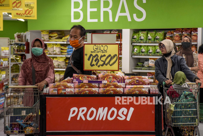 Sejumlah warga berbelanja di gerai Giant Express, Jalan PHH Mustofa, Kota Bandung, Kamis (27/5). PT Hero Supermarket Tbk akan menutup seluruh gerai Giant pada akhir Juli 2021 akibat perilaku konsumen yang beralih dari ritel berkonsep hypermarket seperti Giant ke sektor peralatan rumah tangga, kesehatan, kecantikan dan keperluan sehari-hari serta diperparah dengan kondisi pandemi Covid-19. Foto: Republika/Abdan Syakura