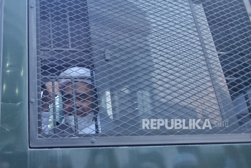 Terdakwa kasus dugaan pelanggaran karantina kesehatan   Habib Rizieq Shihab (HRS) menaiki mobil tahanan usai menjalani sidang di Pengadilan Negeri Jakarta Timur, Jumat (26/3). Sidang tersebut beragendakan pembacaan nota keberatan atau eksepsi. Republika/Thoudy Badai