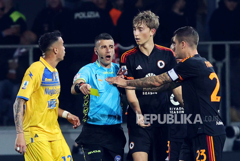  Players of Frosinone argue with Dean Huijsen of Roma after his 0-1 goal and celebration during the Serie A soccer match between Frosinone Calcio and AS Roma, in Frosinone, Italy, 18 February 2024.  