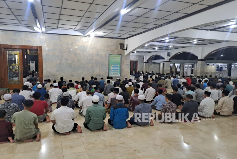 Jamaah mengikuti Tarawih pada malam pertama bulan Ramadhan di Masjid Agung Indramayu, Kabupaten Indramayu, Jawa Barat, Rabu (22/3/2023). 