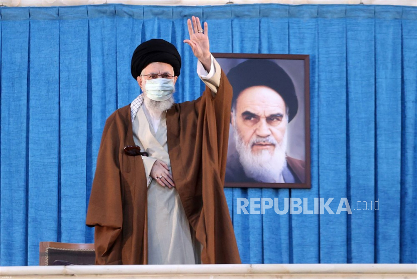 Pemimpin Tertinggi Iran Ayatollah Ali Khamenei. Merespons kasus pembakaran Alquran, Khamenei sebut Swedia harus menyerahkan pelaku untuk diadili dengan sistem peradilan negara Islam. 