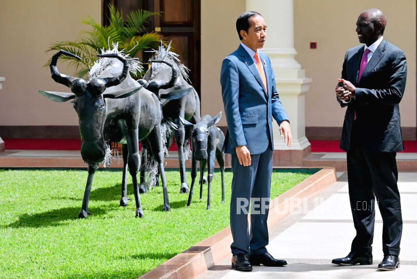 Presiden Jokowi saat melakukan pertemuan bilateral dengan Presiden Kenya William Ruto di State House, Nairobi, Kenya, Senin (21/8/2023).