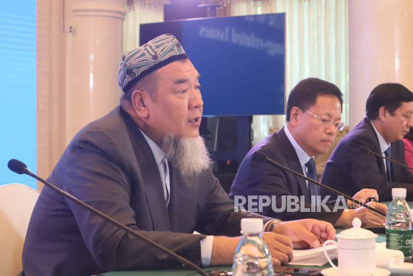 Ketua Asosiasi Islam Xinjiang sekaligus Rektor Xinjiang Islamic Institute Abdurraqib Turmuniyaz memberikan keterangan pers mengenai jaminan kebebasan beragama untuk semua etnis minoritas Muslim di Daerah Otonomi Xinjiang oleh pemerintah China di Beijing, Rabu (26/9/2021). Selain Uighur, etnis minoritas Muslim yang menghuni Xinjiang ada Kazakh, Tajik, dan Kirgiz. 